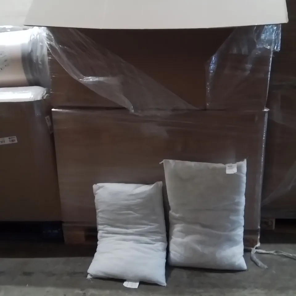 PALLET CONTAINING A LARGE QUANTITY OF PILLOWS 