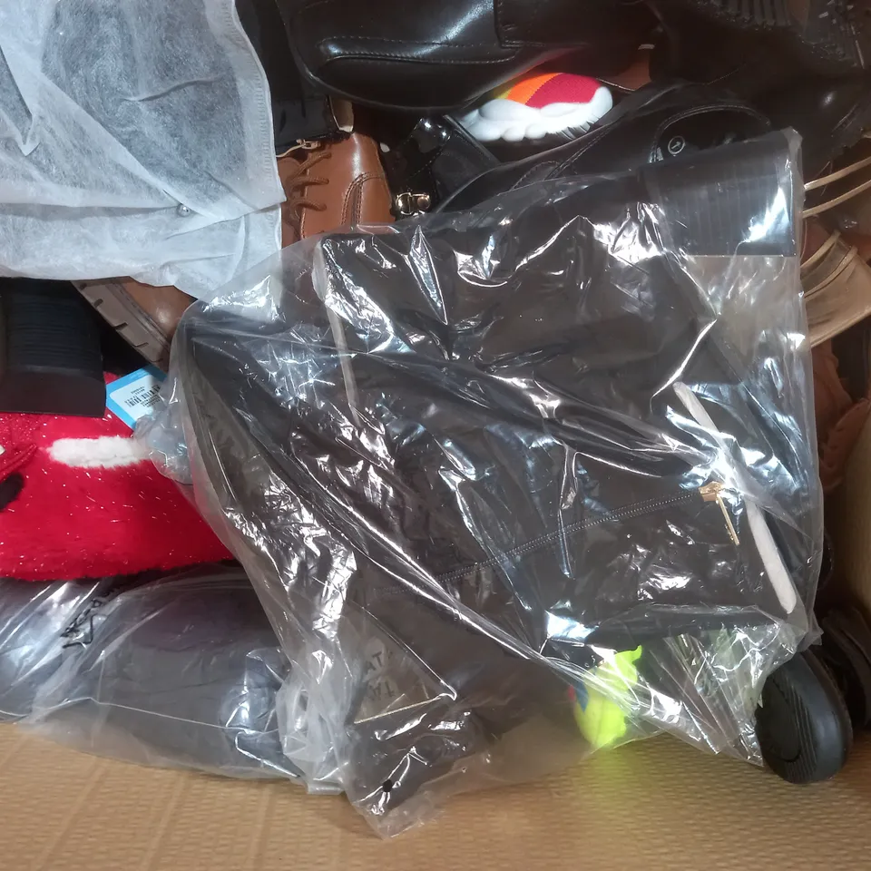 BOX OF APPROXIMATELY 15 ASSORTED PAIRS OF SHOES AND FOOTWEAR ITEMS IN VARIOUS STYLES AND SIZES TO INCLUDE HUNTER, EVERLAST, BARBOUR, ETC