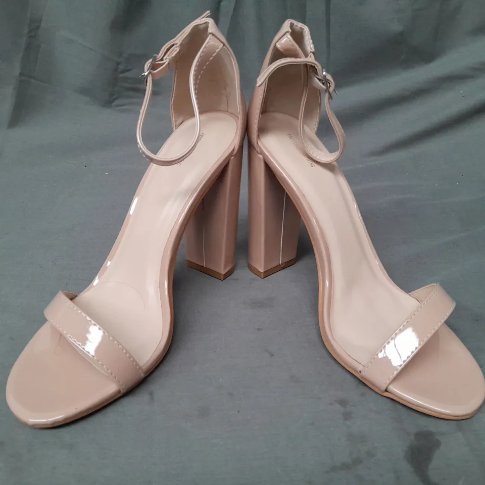 BOXED PAIR OF PRETTY LITTLE THING OPEN TOE HIGH BLOCK HEEL SANDALS IN NUDE UK SIZE 6