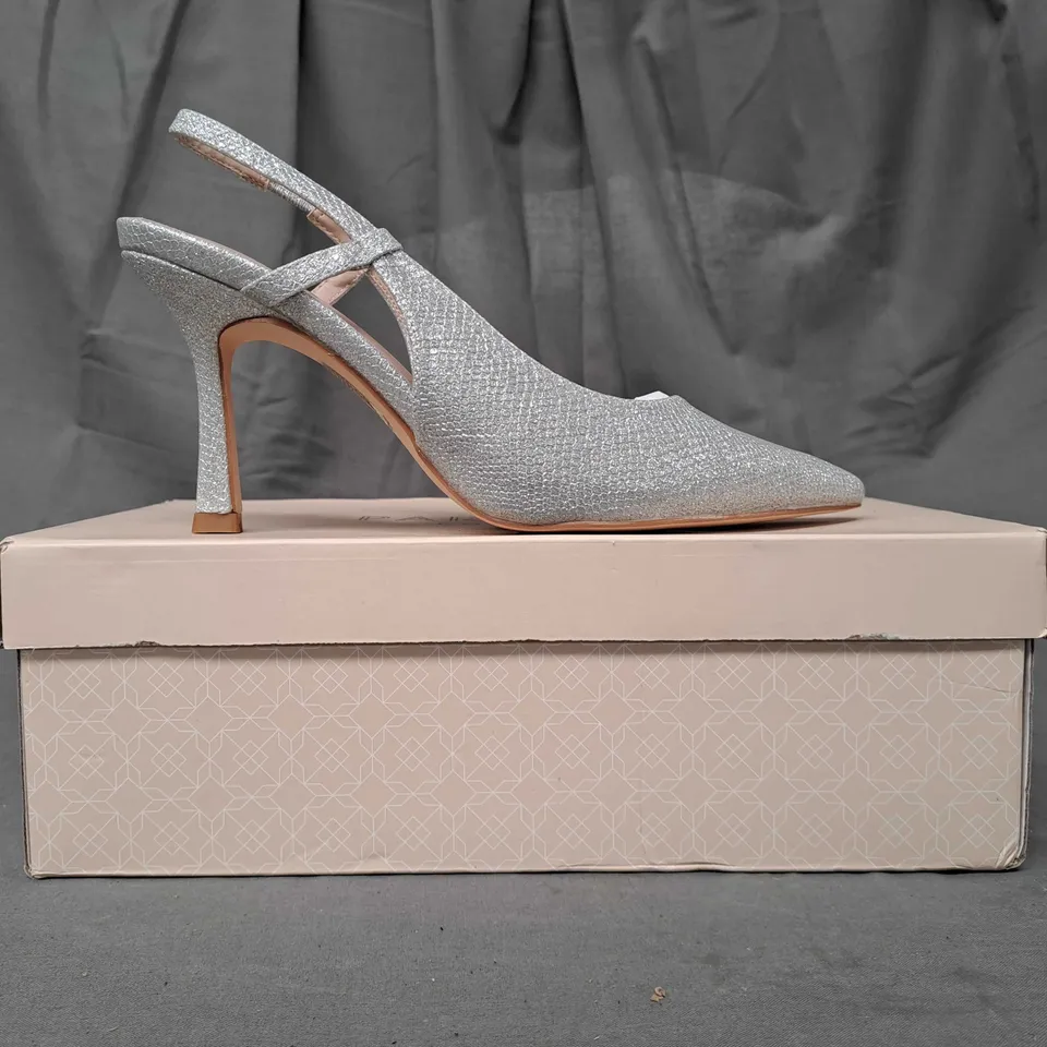 BOXED PAIR OF PARADOX LONDON CARLI POINTED TOE HEELED SANDALS IN METALLIC SILVER W. GLITTER EFFECT EU SIZE 37