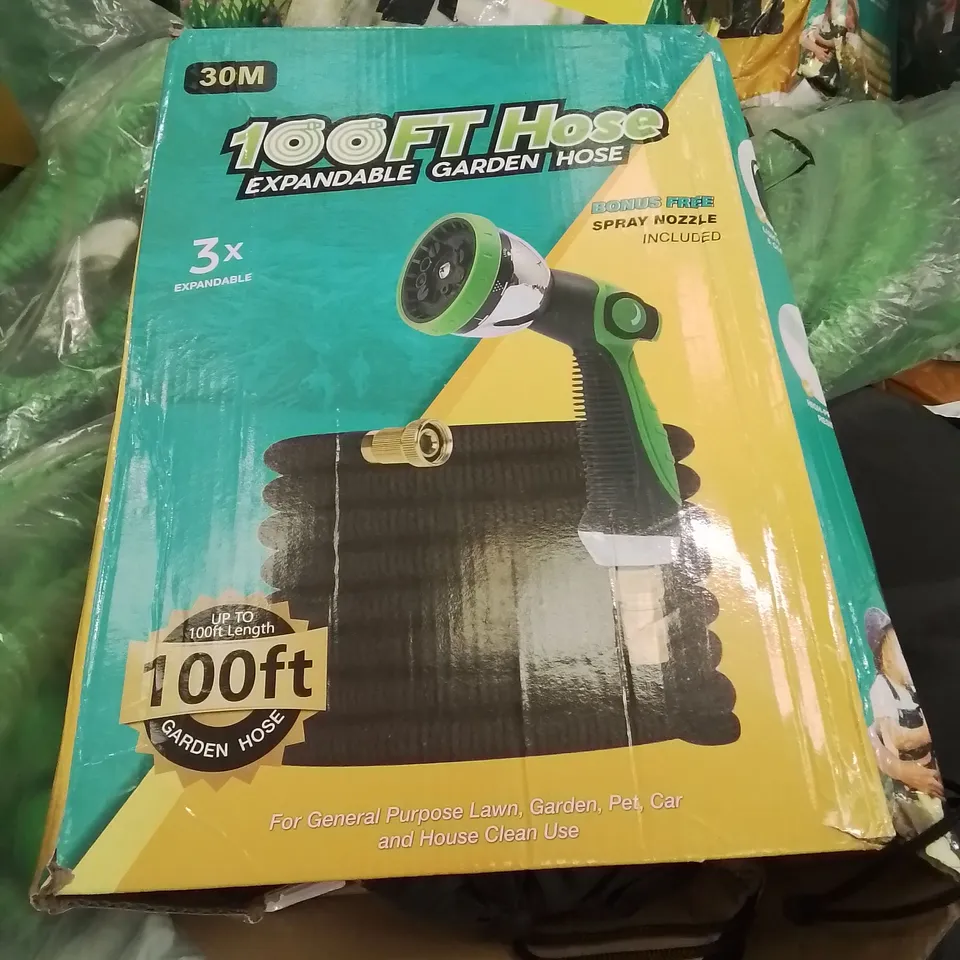 PALLET OF ASSORTED ITEMS TO INCLUDE, AN ASSORTMENT OF EXPANDABLE GARDEN HOSES IN VARIOUS SIZES 