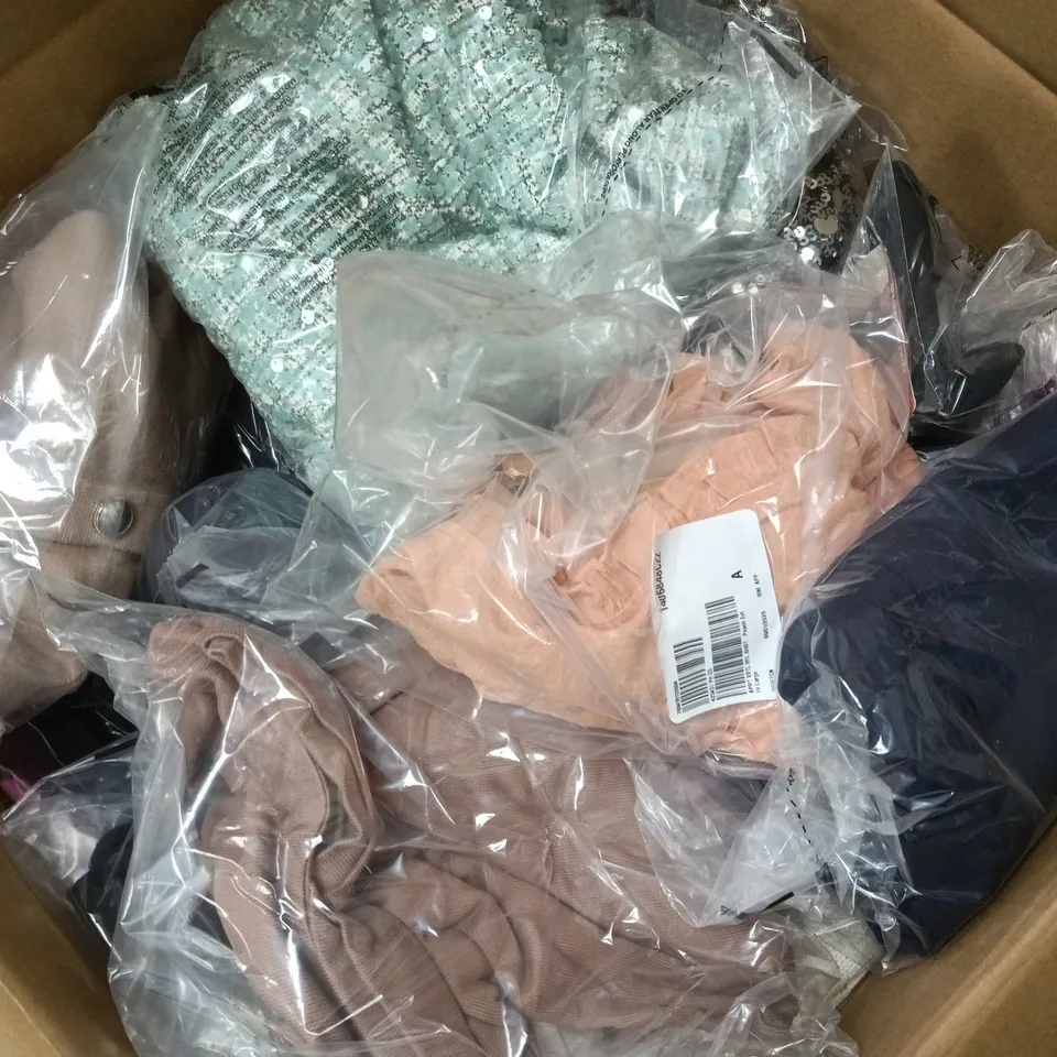APPROXIMATELY 25 ASSORTED CLOTHING ITEMS IN VARIOUS SIZES, COLOURS & STYLES TO INCLUDE BRANDS SUCH AS WYNNE LAYERS, APRICOT, HELENE BERMAN, ETC - COLLECTION ONLY