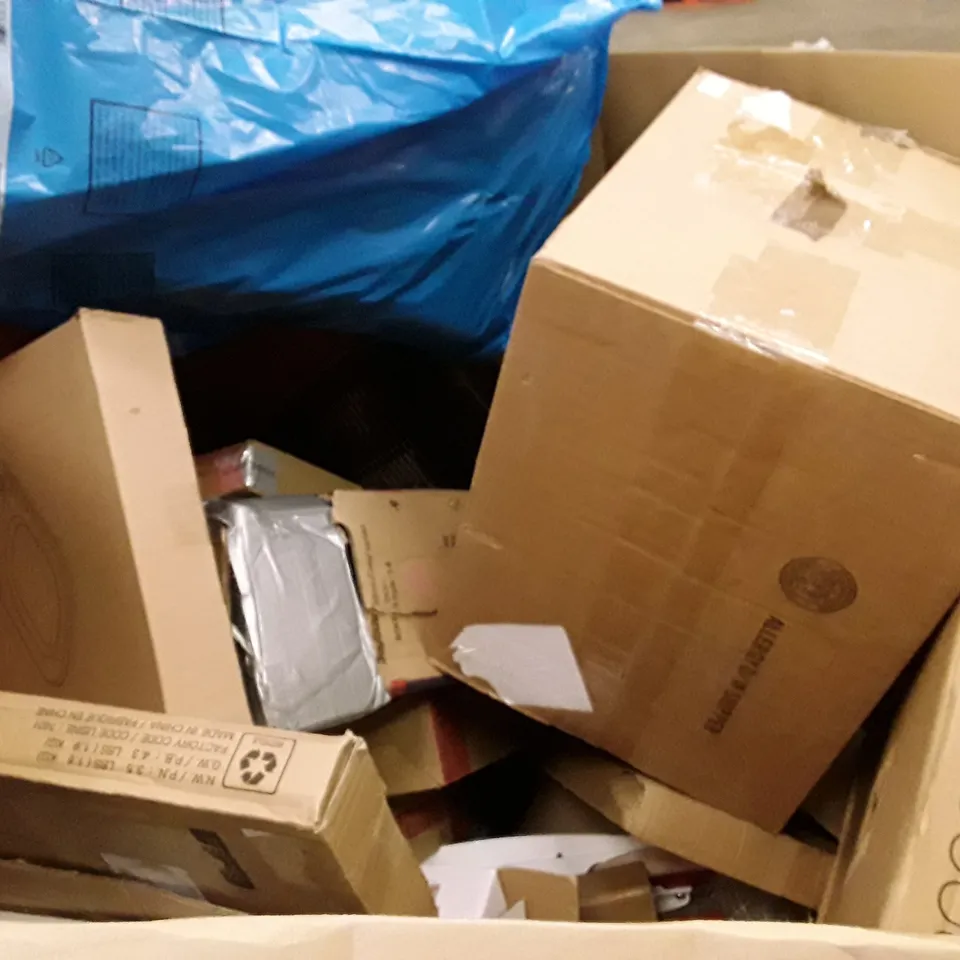 PALLET OF ASSORTED PRODUCTS INCLUDING TOILET SEAT, CONVECTOR HEATER, WALL MIRROR, GREEN SCREEN, MULTIFUNCTIONAL LAPTOP TABLE