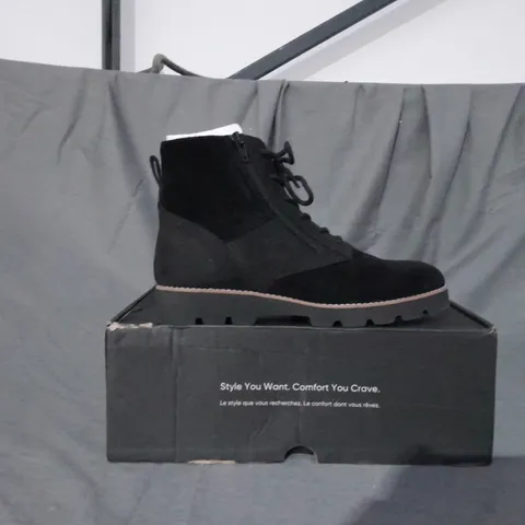 BOXED PAIR OF VIONIC LARSON LACE UP BOOTS IN BLACK SIZE 7 