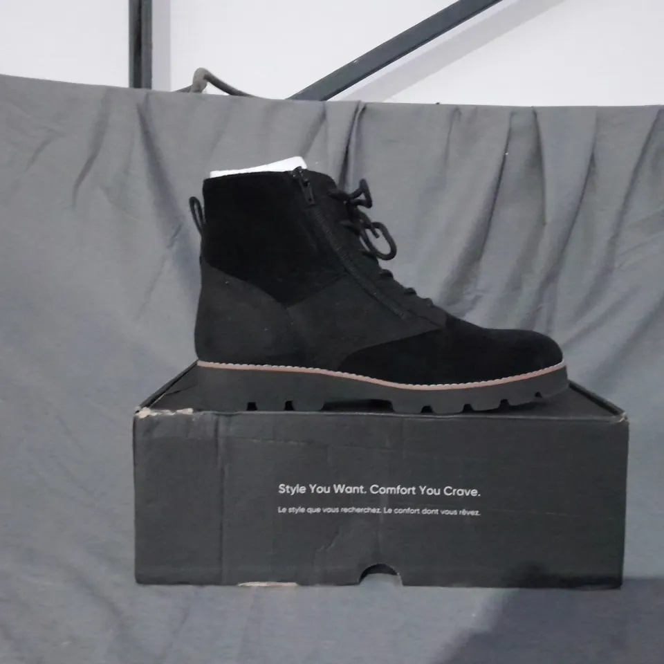 BOXED PAIR OF VIONIC LARSON LACE UP BOOTS IN BLACK SIZE 7 