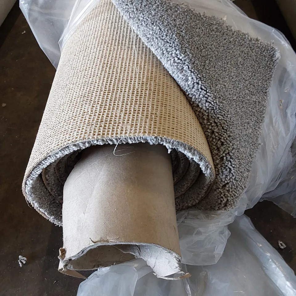 ROLL OF QUALITY EMPEROR PLATINUM CARPET // SIZE: APPROXIMATELY 4 X 2.6m