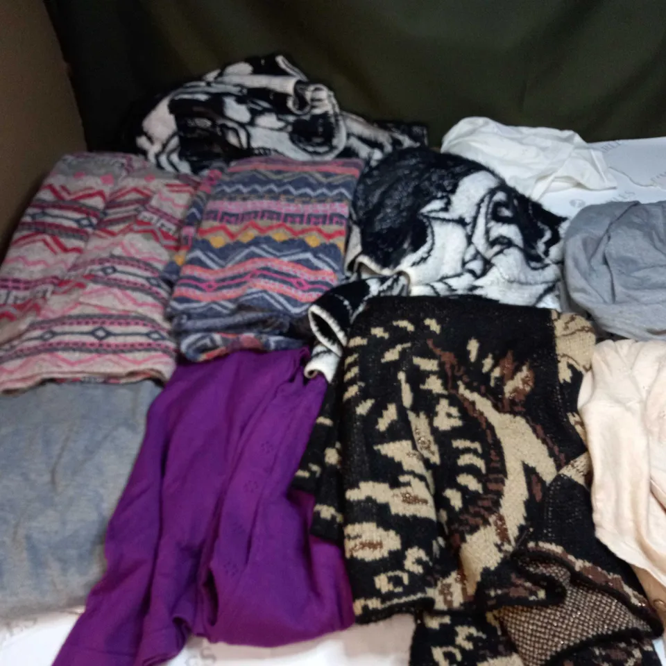 BAG OF APPROX 10 ASSORTED CLOTHING ITEMS TO INCLUDE - MAISON DE NIMES 