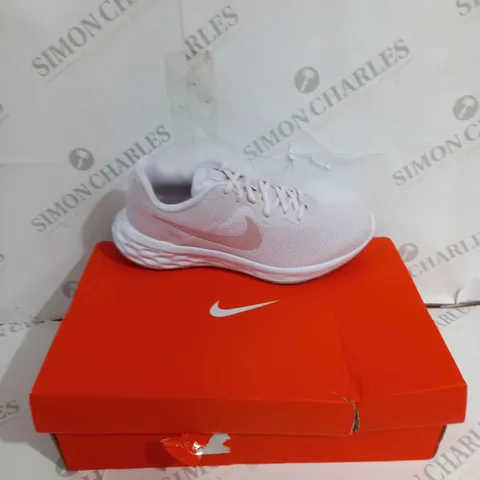 BOXED PAIR OF NIKE REVOLUTION 6 NN UK 5 