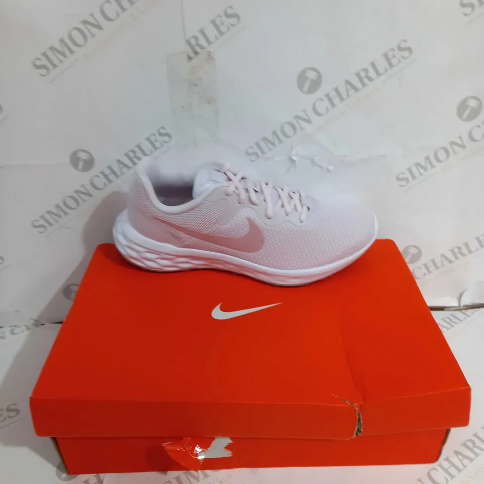 BOXED PAIR OF NIKE REVOLUTION 6 NN UK 5 