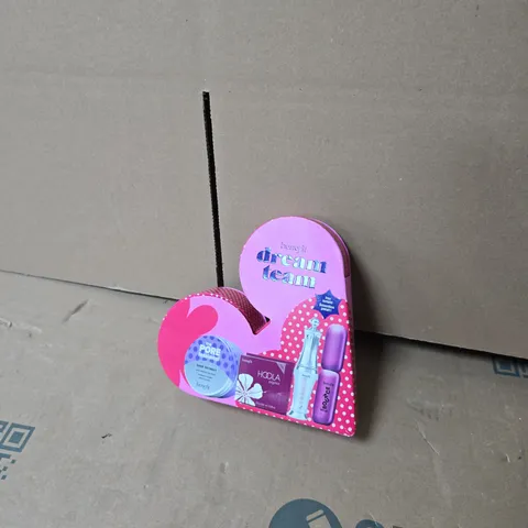 BENEFIT DREAM TEAM MAKE-UP SET – PINK HEART PACKAGING