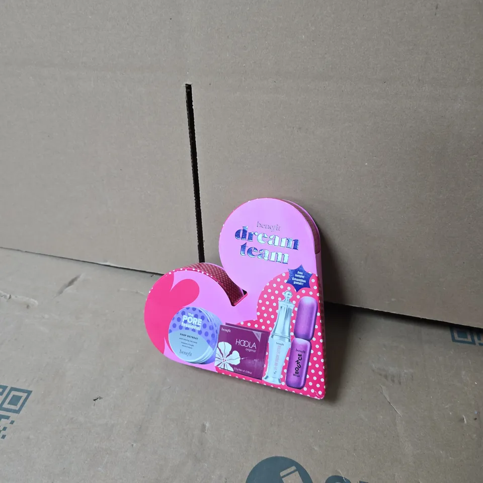 BENEFIT DREAM TEAM MAKE-UP SET – PINK HEART PACKAGING