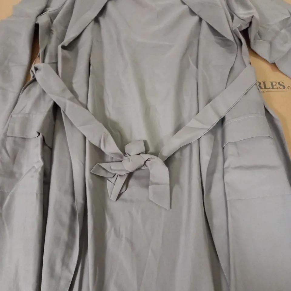 SET OF APPROXIMATELY 20 BRAND NEW DESTELLO LIGHT GREY THIN DRESSING GOWN - SIZE S/M