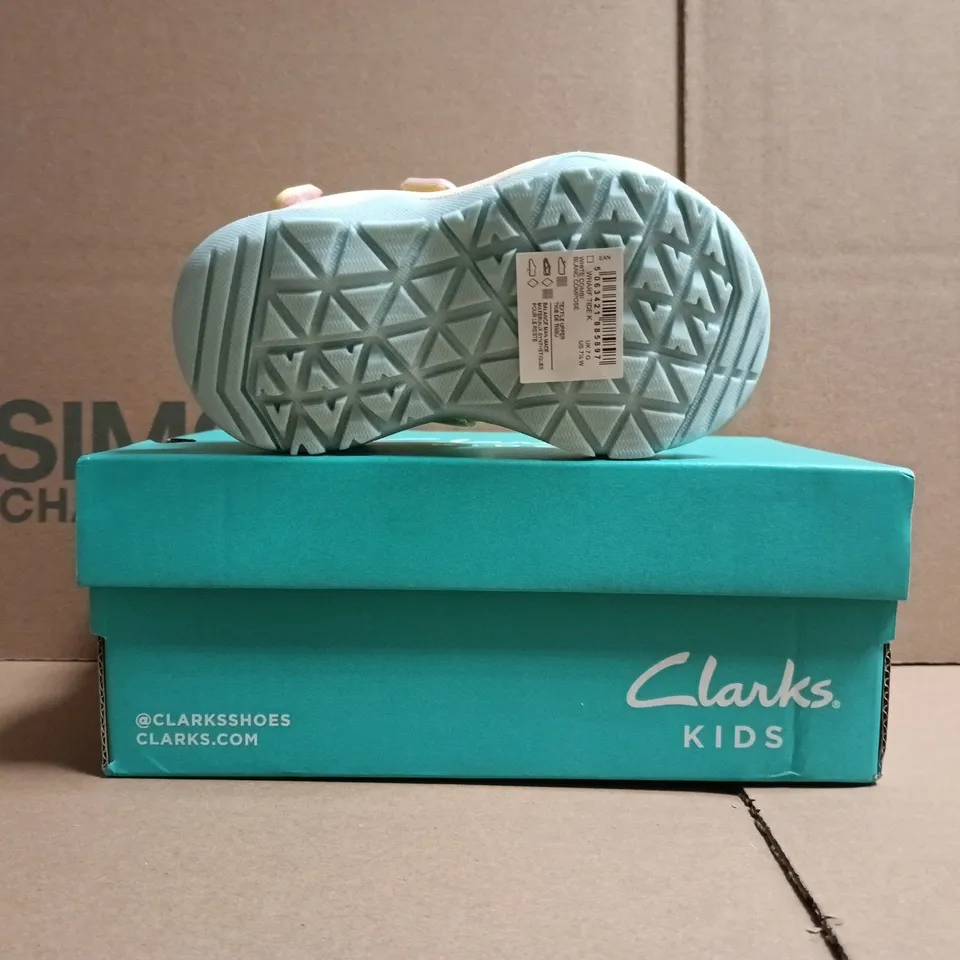 BOXED PAIR OF CLARKS KID'S WHARF TIDE SANDALS IN WHITE/MULTI SIZE UK 7