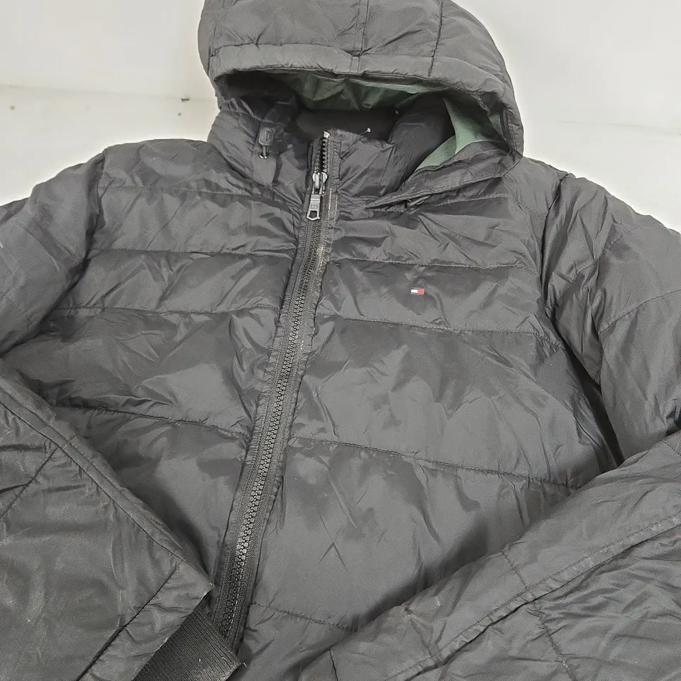 TOMMY HILFIGER HOODED PUFFER JACKET – SIZE LARGE