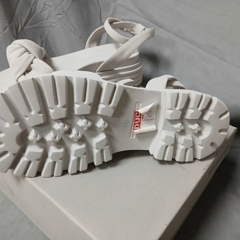 KENNEL & SCHMENGER SOFT NUBUK IVORY SIVO PLATFORM SANDALS – WHITE LEATHER, BOXED SIZE 4.5
