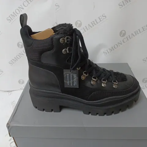BOXED PAIR OF VIONIC JAXEN HIKER BOOTS BLACK SIZE 6