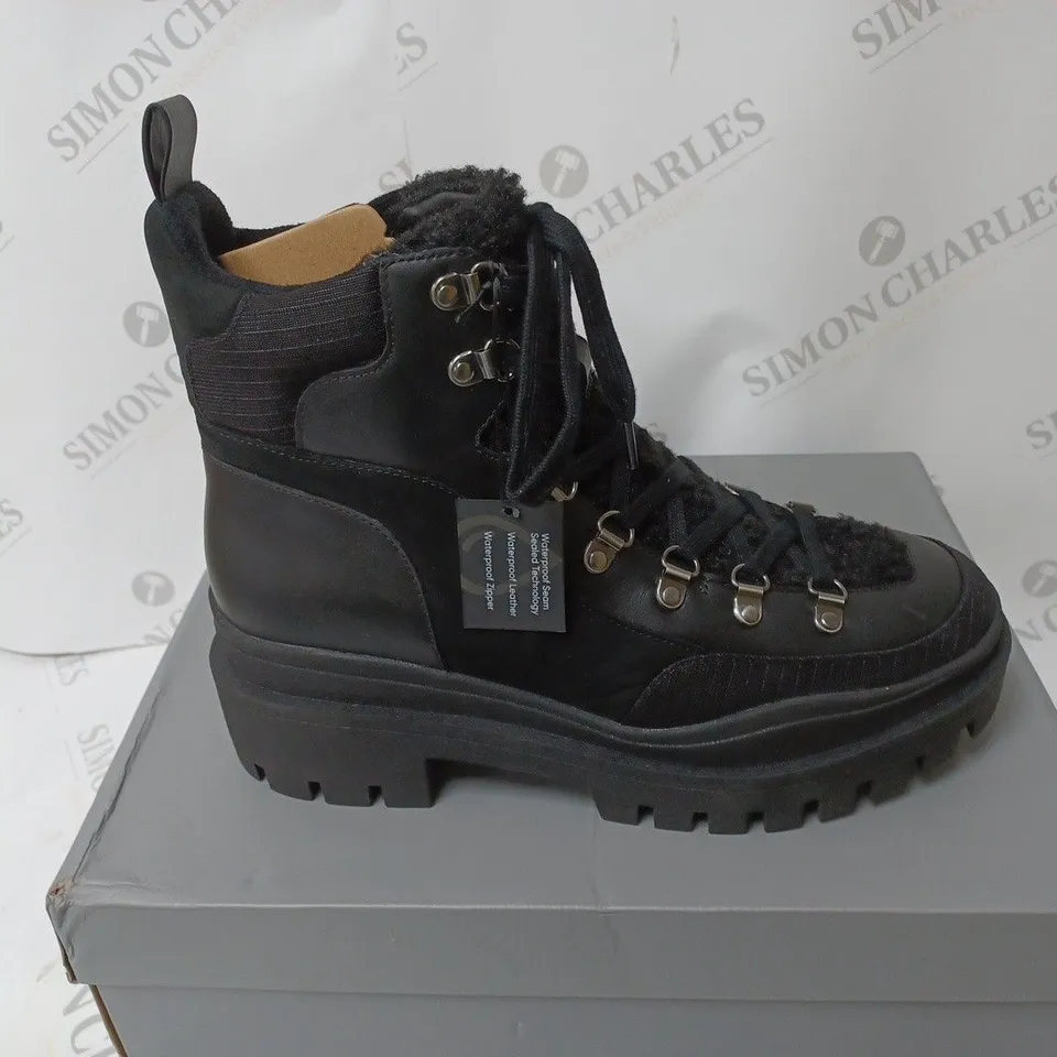 BOXED PAIR OF VIONIC JAXEN HIKER BOOTS BLACK SIZE 6