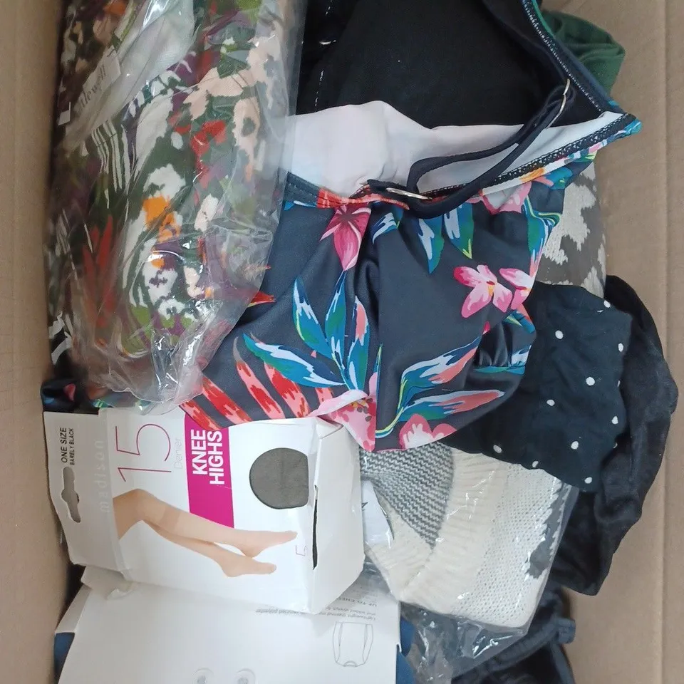 SMALL BOX OF ASSORTED CLOTHING ITEMS TO INCLUDE,JUMPERS T-SHIRTS ,