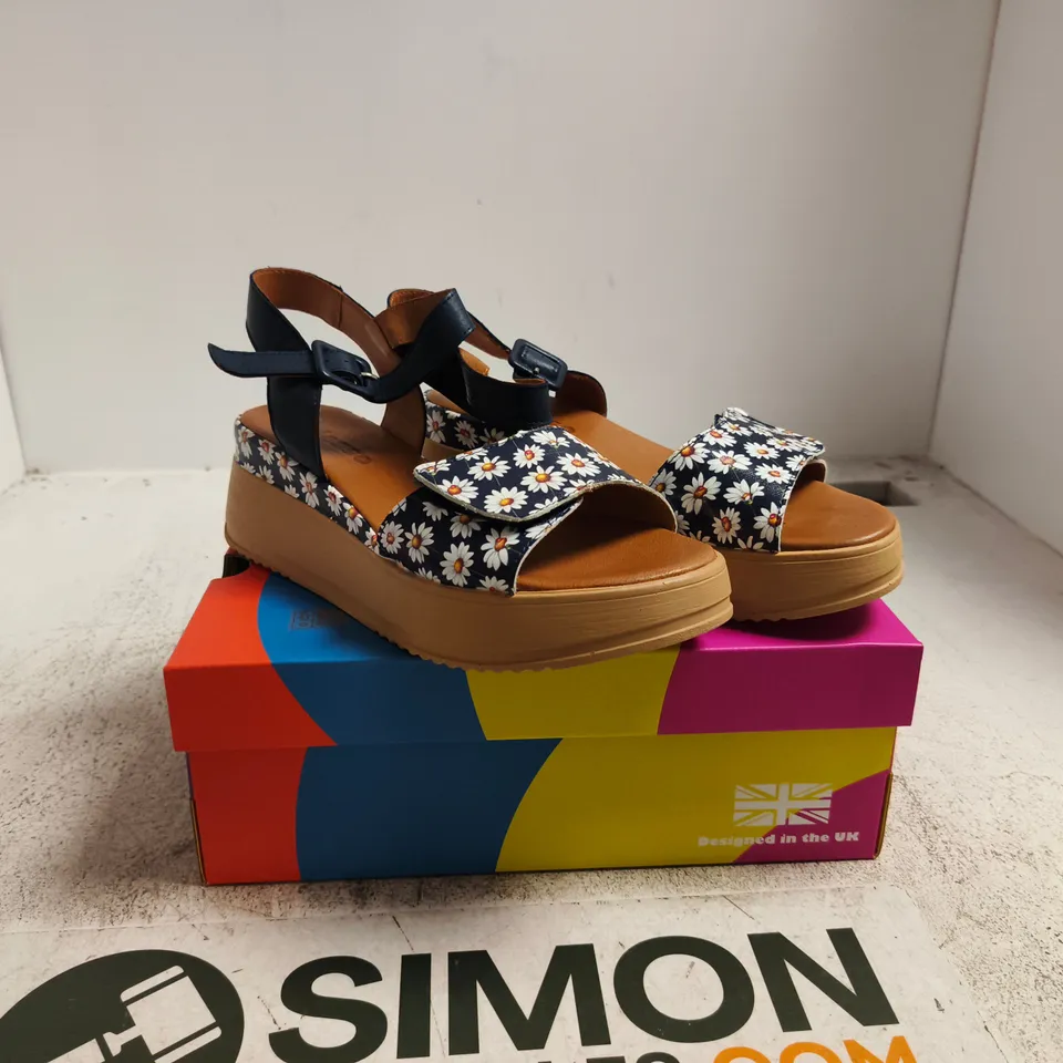 ADESSO DAISY PRINT PLATFORM SANDALS – WOMEN UK 7
