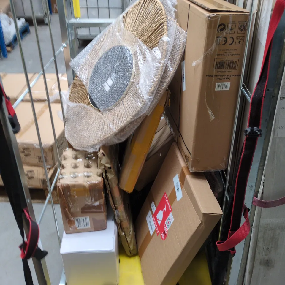 CAGE OF APPROXIMATELY 15 ASSORTED HOUSEHOLD ITEMS TO INCLUDE - PAIR OF PILLOWS - REGINA KITCHEN ROLLS AND DEAR ZOO CHILDREN'S BOOK - COLLECTION ONLY