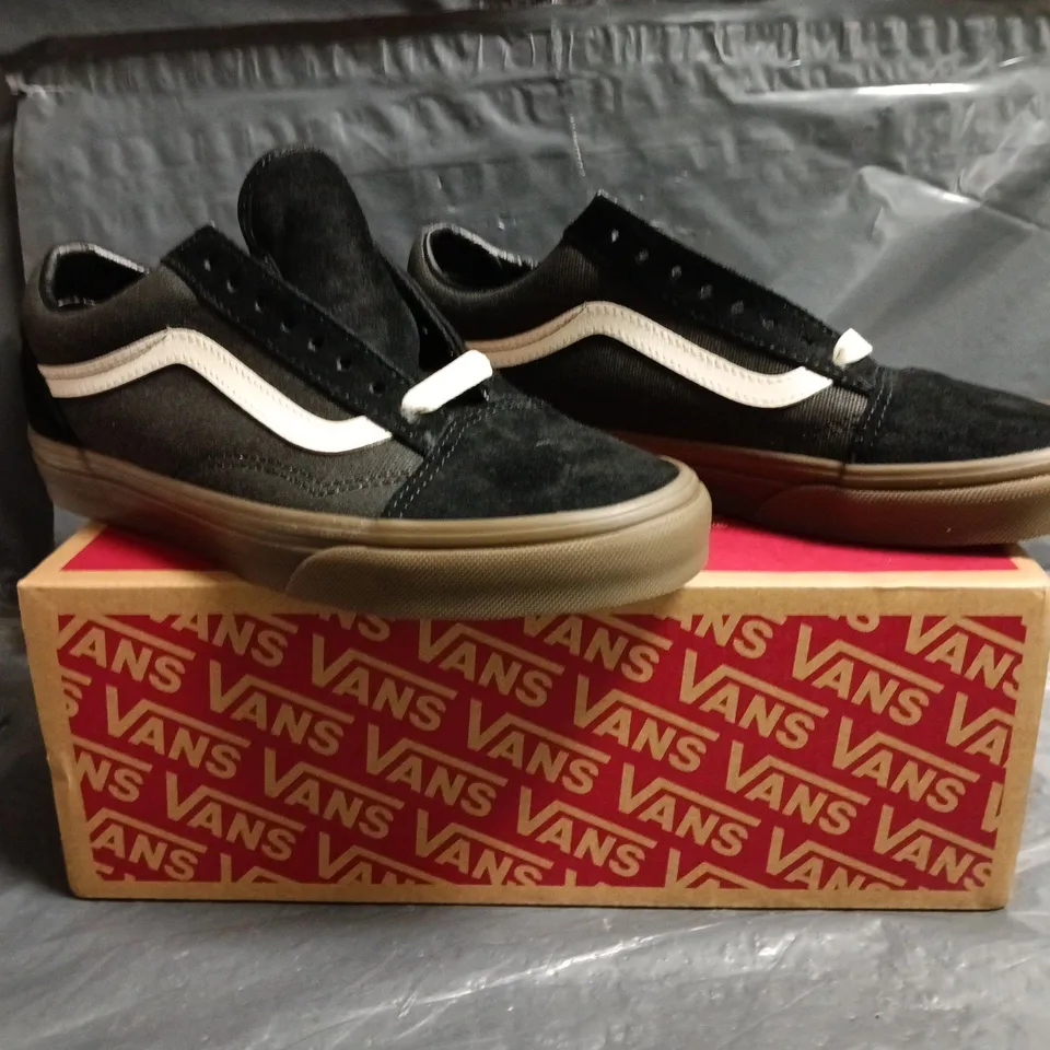 BOXED PAIR OF VANS SHOES IN BLACK/WHITE SIZE UK 5
