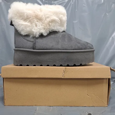 BOXED PAIR OF UNBRANDED FAUX FUR LINED SHOES IN GREY SIZE 3/3.5