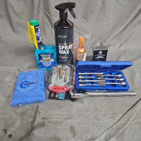 TOTE OF APPROXIMATELY 8 ASSORTED CAR ITEMS TO INCLUDE STAR TRON ENZYME FUEL TREATMENT, AUTO XPERT SILICONE FREE SPRAY WAX, CHIPEX CLOTH, ETC. - COLLECTION ONLY
