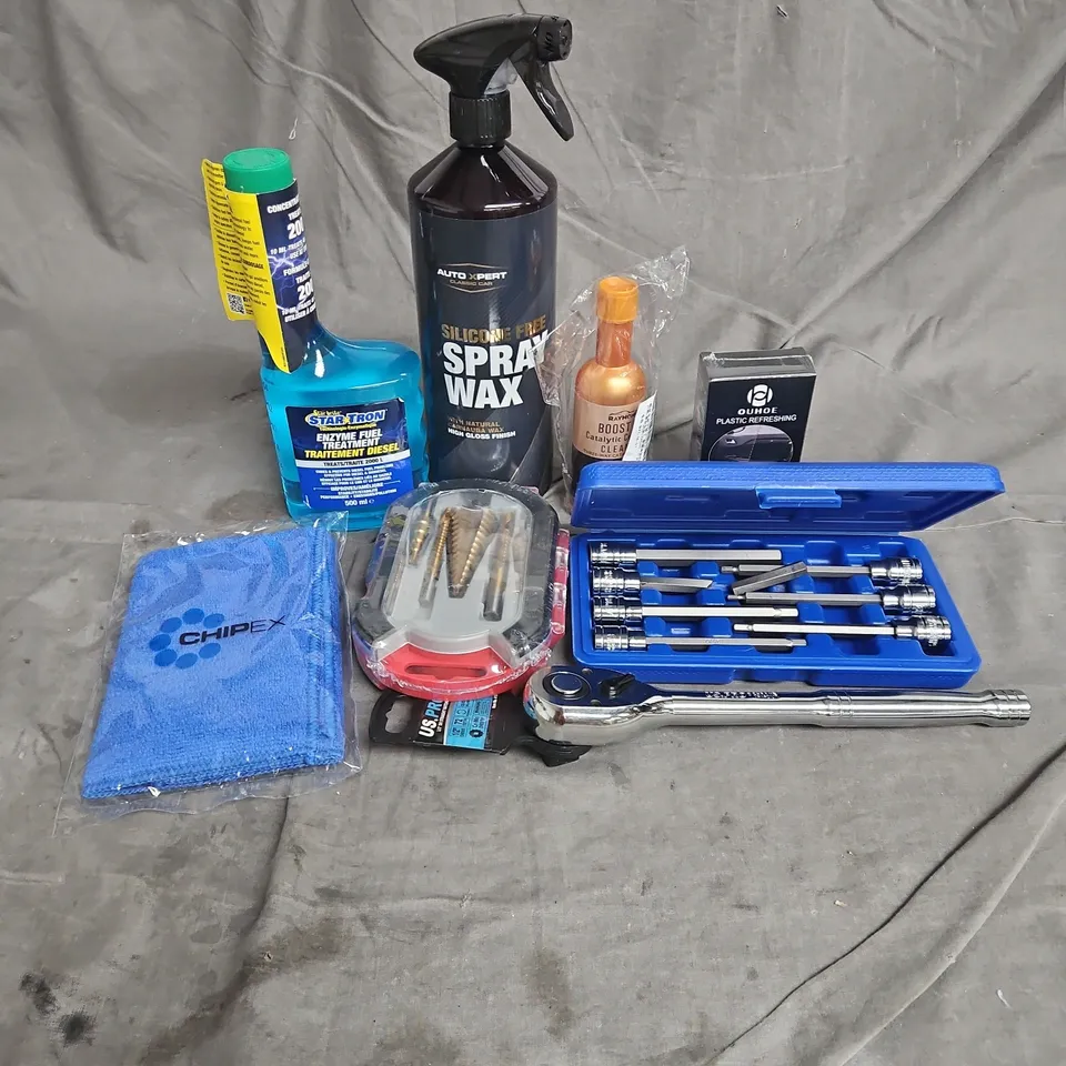 TOTE OF APPROXIMATELY 8 ASSORTED CAR ITEMS TO INCLUDE STAR TRON ENZYME FUEL TREATMENT, AUTO XPERT SILICONE FREE SPRAY WAX, CHIPEX CLOTH, ETC. - COLLECTION ONLY 