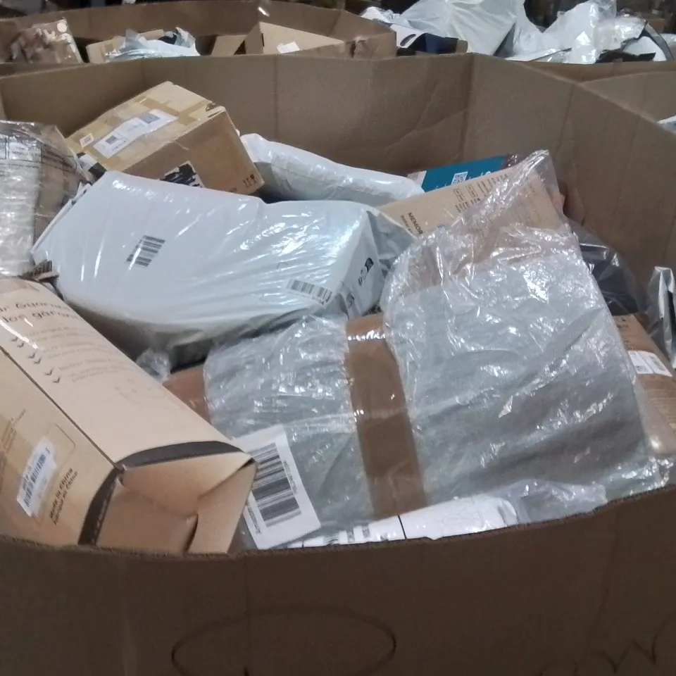 PALLET CONTAINING A LARGE QUANTITY OF PILLOWS 