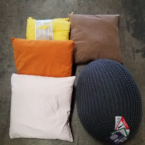 PALLET CONTAINING ASSORTED PILLOWS & CUSHIONS
