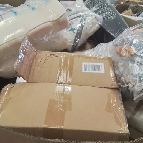 PALLET CONTAINING A LARGE QUANTITY OF PILLOWS 