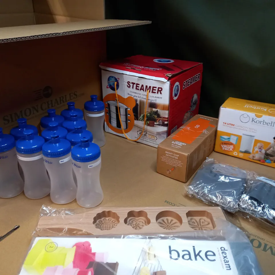 LOT OF APPROX 15 ASSORTED HOUSEHOLD/COOKWARE ITEMS TO INCLUDE: STEAMER, BOTTLES, SILICONE ITEMS, 