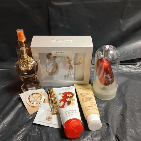 BOX OF APPROXIMATELY 20 ASSORTED COSMETIC PRODUCTS TO INCLUDE - SARAH JESSICA PARKER LOVELY EDP - CLAIRINS HYDRATING GEMTLE FOAMING CLEANSER - YARDLEY EXFOLIATING BODY SCRUB - ETC