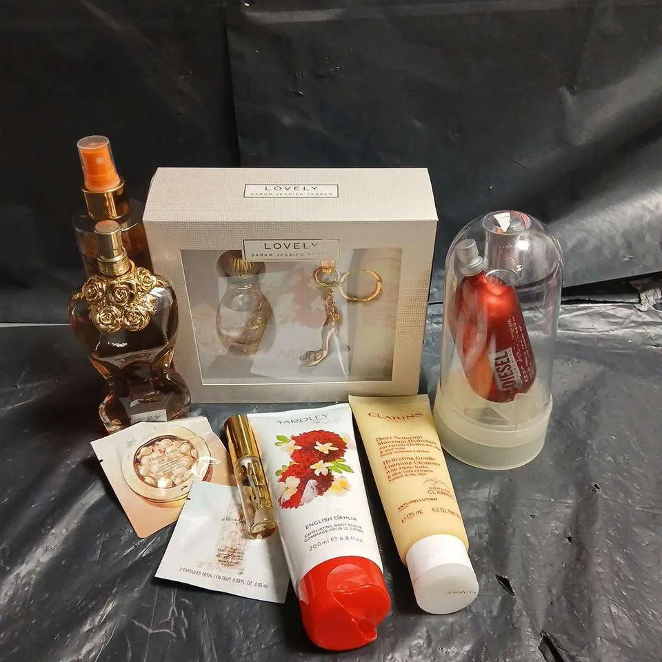 BOX OF APPROXIMATELY 20 ASSORTED COSMETIC PRODUCTS TO INCLUDE - SARAH JESSICA PARKER LOVELY EDP - CLAIRINS HYDRATING GEMTLE FOAMING CLEANSER - YARDLEY EXFOLIATING BODY SCRUB - ETC