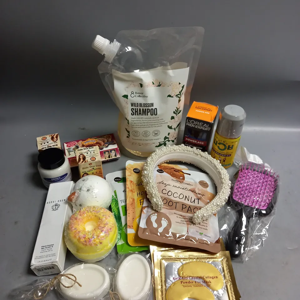 BOX OF APPROXIMATELY 20 COSMETIC ITEMS TO INCLUDE - L'OREAL MEN EXPERT PRO AGE MOISTURISER - HAIR CARE - FOOT MASKS - ETC 