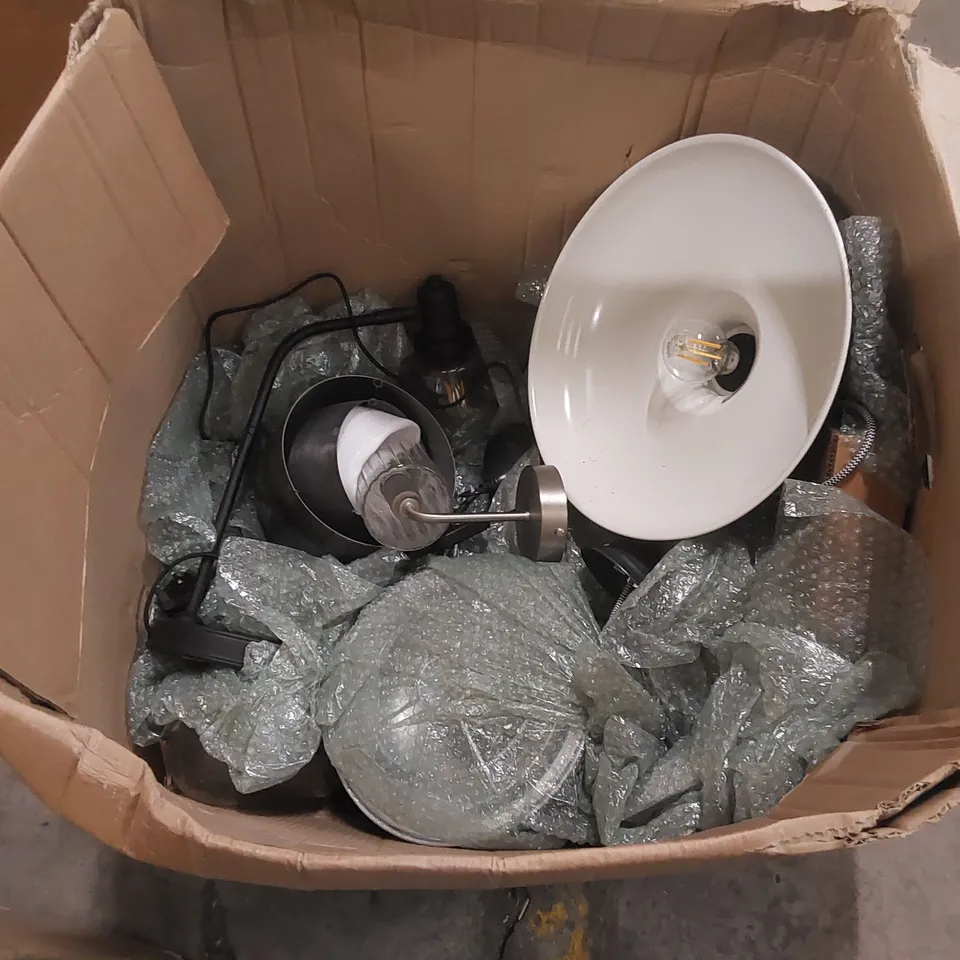BOX CONTAINING A LARGE ASSORTMENT OF DESIGNER JUTE RUGS AND UNTESTED LAMPS