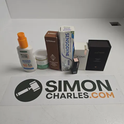APPROXIMATELY 15 ASSORTED HEALTH & BEAUTY PRODUCTS TO INCLUDE SENSODYNE WHITENING, ICONIC LONDON TAN & BUFF BRUSH, ANTATI SAFA RENEWAL LIP OIL, ETC - COLLECTION ONLY