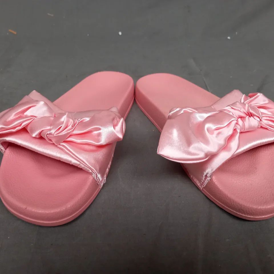BOX OF APPROXIMATELY 10 PAIRS OF SLIDES IN PINK. - VARIOUS SIZES
