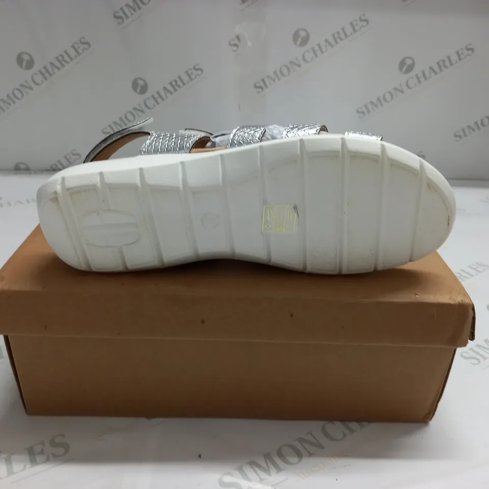 BOXED PAIR OF CUSHION WALK ONE TOUCH CLOSE SANDALS IN SILVER - SIZE 6 