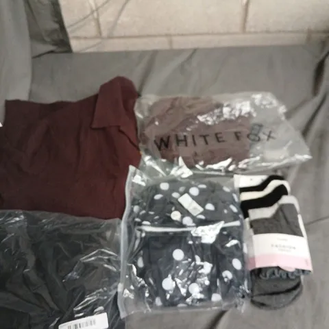APPROXIMATELY 20 ASSORTED CLOTHING PRODUCTS IN VARIOUS STYLES & SIZES TO INCLUDE PANTS, T-SHIRTS, DRESSES ETC