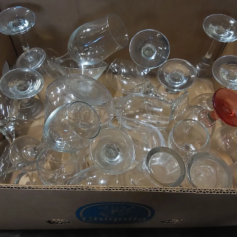 BOX OF ASSORTED GLASSWARE PRODUCTS TO INCLUDE: WINE GLASSES, BEER GLASSES, MARTINI GLASSES ECT - QUANTITY UNSPECIFIED 