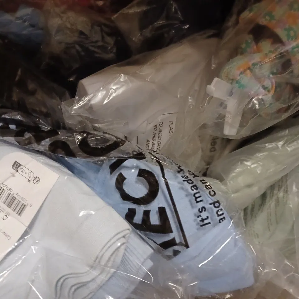APPROXIMATELY 20 ASSORTED COTTON ON CLOTHING ITEMS TO INCLUDE FLEECE IN WHITE PEPPER SIZE XL, HALF ZIP CROP JUMPER IN SILKY BLUE SIZE M, SALLY PICOT SHORT SLEEVE TOP IN SAGE GREEN SIZE XL
