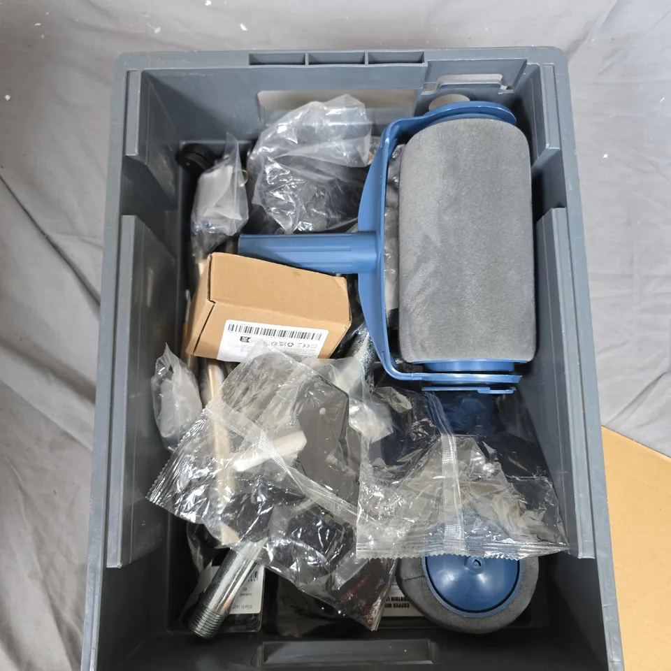 BLUE HANDHELD TOOL WITH FOAM ROLLER AND ACCESSORIES IN PLASTIC CRATE