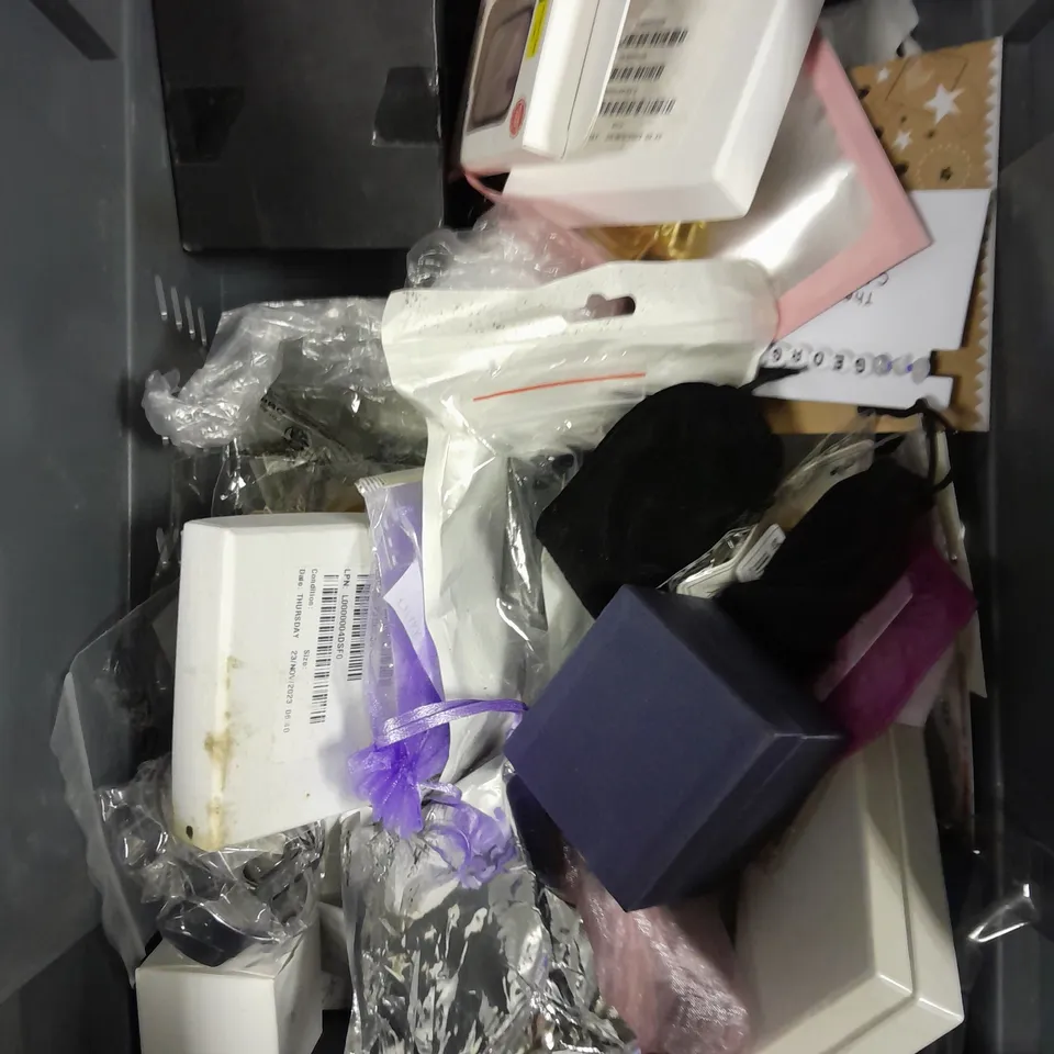 APPROXIMATELY 30 ASSORTED JEWELLERY PRODUCTS TO INCLUDE NECKLACES, WATCHES, EARRINGS ETC