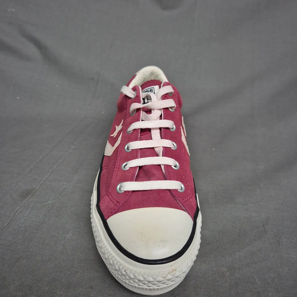 PAIR OF CONVERSE RED STAR PLAYER OX TRAINERS - UK SIZE 7