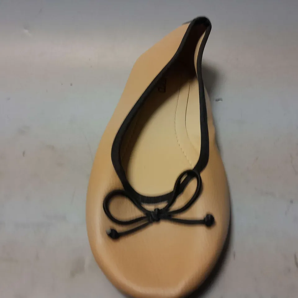 APPROXIMATELY 30 MRP SLIP ON SHOES IN BROWN IN VARIOUS SIZES