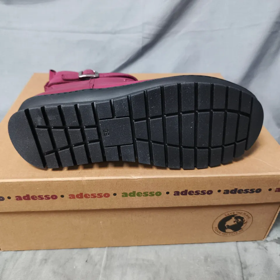 BOXED PAIR OF ADESSO WOMEN'S PINK LEATHER ANKLE BOOTS – UK 5