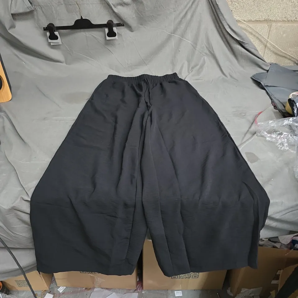 BLACK WIDE-LEG TROUSERS WITH DRAWSTRING WAIST