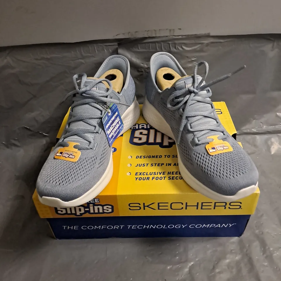 BOXED PAIR OF SKECHERS SLIP IN TRAINERS IN BLUE SIZE UK 7