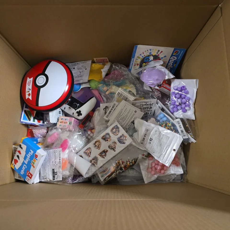 LARGE QUANTITY OF ASSORTED TOYS AND CRAFT ITEMS TO INCLUDE NERF DARTS, SILK PAINTING KIT AND TRIGGER CARDS